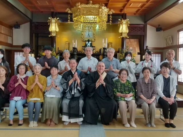 東大阪の本泉寺で前日の信徒宅お助行から引き続き、朝参詣と講話