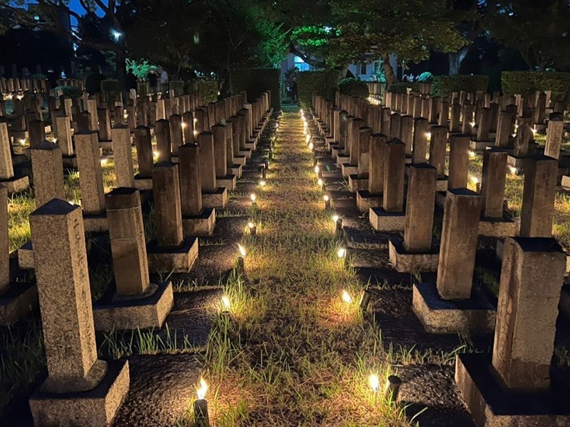 日本最古で最大の陸軍墓地にて万灯会